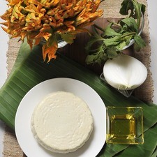 Ingredientes Aceite de oliva al gusto 1/2 pieza de Cebolla blanca Hoja de plátano al gusto 4 ramas de Epazote 1 manojo de Flor de calabaza 500 gramos de Queso panela