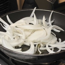 Cortar el tallo de las flores de calabaza y la corola a la mitad para remover el pistilo (es importante retirarlo porque amarga). Rebanar la cebolla en rodajas y acitronar en aceite de oliva hasta quedar transparentes, pero no doradas.