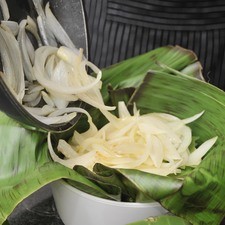 Colocar sobre esto el queso panela, el resto de las flores de calabaza, las ramitas de epazote y la cebolla previamente acitroanda.