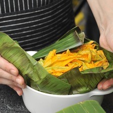 Envolver con la hoja de plátano, tapar y hornear a 350 °F (180°C) durante 30 minutos.