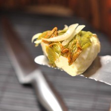 Servir como botana acompañado de tortilla de maíz y salsa picante, o como guarnición de plato fuerte.