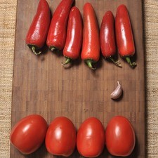6 chiles cuaresmeños 4 jitomate guaje 1 diente de ajo Sal al gusto