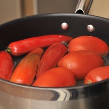 Poner a hervir los chiles cuaresmeños con todo y rabo junto con los jitomates durante 5 minutos. Apagar el fuego y dejar reposar 10 minutos.