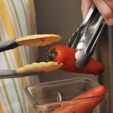 Moler los jitomates y los chiles sin rabo junto con el diente de ajo en la licuadora, procurar no agregar nada de agua.
