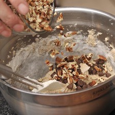 Añadir las chispas de chocolate e incorporar con la espátula.