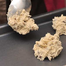 Engrasar una charola de galletas con un poco de manteca. Colocar “gotas” de la mezcla utilizando una cuchara sopera, espaciar 5 centímetros entre cada mezcla para galleta.