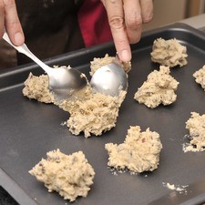 Hornear 10 a 12 minutos hasta que las orillas de las galletas se vean doradas. Retirar las galletas de la charola inmediatamente y colocar en un rack o en un plato.