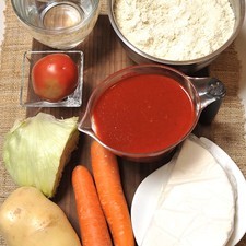 2 piezas de Zanahoria 1 pieza de Jitomate guaje Agua Sal 1/4 de pieza de Lechuga romana 300 gramos de Queso doble crema 1 pieza de Papa blanca 4 tazas de Harina de maíz 2 tazas de Salsa de chile colorado