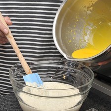 Incorporar la mantequilla derretida y fría y la sal. Agregar la pasta de elote y revolver bien con una espátula hasta incorporar. Esto puede prepararse con anticipación y refrigerarse, pero debe estar a temperatura ambiente antes de agregar las claras batidas.