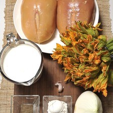 4 pechuga de pollo sin piel 1 manojo de flor de calabaza 1 diente de ajo ½ cebolla 3 cucharadas de harina de trigo 2 tazas de crema Pimienta negra molida la gusto Sal al gusto