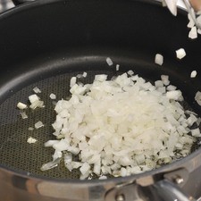 Acitronar el ajo y la cebolla en la sartén abierta con un poco de aceite durante 2 minutos.