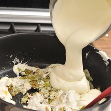 Añadir la crema poco a poco y mezclar para que se integre sin grumos.