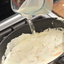 Añadir 2 tazas del caldo del pollo y mezclar.