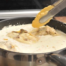 Agregar las pechugas ya cocidas, sazonara con sal y pimienta al gusto, dejar que suelte el hervor, tapar y dejar cocer 10 minutos hasta que tome la consistencia deseada.