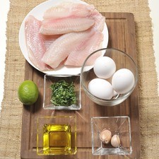 1/4 de kilo de pescado de carne blanca 4 huevos 1 cucharada de perejil picado 2 dientes de ajo Aceite de oliva Pimienta y sal, al gusto 1 limón