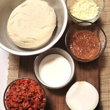 Ingredientes 1/2 kilogramo de masa de maíz 1/2 kilogramo de chicharrón prensado 1/2 pieza de cebolla blanca 50 gramos de queso fresco crema de leche de vaca al gusto salsa roja picante al gusto S 2999 1475631879