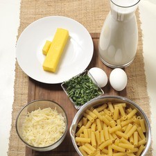 1/2 kilo de macarrones 1 litro de leche 150 gramos de queso gruyer rallado 2 huevos duros Perejil picado Sal, a gusto