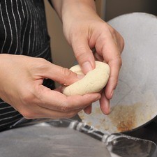 Tomar una bola grande de masa, hacer un hueco grande en el centro. S 3000 1475631879