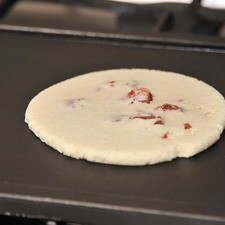 Cocer sobre el comal caliente por un lado, después por el otro y voltear una vez más. S 3004 1475631876