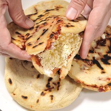 Para servir, abrir y rellenar con cebolla picada, salsa crema y queso fresco. S 3005 1475631874