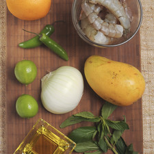 ½ cebolla 2 chiles serranos 1 mango 400 gramos de camarón 1 naranja 2 limones ¼ de taza de aceite de oliva Sal al gusto 1 ramita de hierbabuena