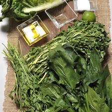 Ingredientes pimienta negra molida al gusto sal al gusto 1 gota de desinfectante de verduras 4 ramas de hierbabuena fresca 1 manojo de espinaca 1/4 manojo de perejil 1 pieza de lechuga francesa 1 pieza de limón 4 cucharadas de aceite de oliva virgen extra 1 cucharada de azúcar blanca
