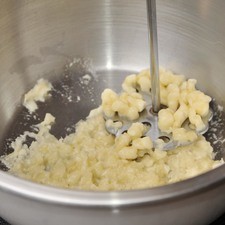 Colocar el plátano en un tazón y moler con el machacador de frijoles.