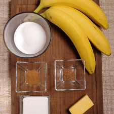 3 plátanos ½ taza de azúcar ½ barra de mantequilla (45 gramos) ¼ taza de crema Canela en polvo, al gusto Nuez moscada, al gusto