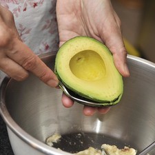 Agregar el aguacate en rebanadas y moler hasta incorporar.