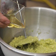 Añadir la miel de agave y mezclar con una cuchara.