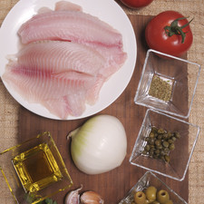 ½ cebolla 2 dientes de ajo 4 jitomates 2 hojas de laurel 4 filetes de pescado 2 cucharadas de perejil 12 aceitunas verdes 1 cucharada de alcaparras ½ cucharita de orégano seco Aceite de oliva extravirgen al gusto Sal al gusto