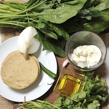 Ingredientes: 1 manojo de espinacas Desinfectante de verduras ¼ de cebolla 1 diente de ajo 1 chile serrano 100 gr de requesón ¼ manojo de cilantro 12 tortillas Sal al gusto Aceite de oliva la gusto S 3033 1475631853