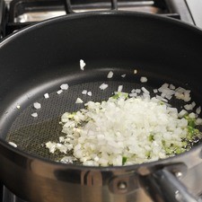 Enjuagar las espinacas en agua limpia y ponerlas a remojar en un tazón con agua y una gota de desinfectante durante 5 minutos. Escurrir, retirarles el tallo y cortar en dos trozos. Picar la cebolla, el chile y el ajo finamente y acitronar en una sartén con aceite de oliva durante un par de minutos. S 3036 1475631853