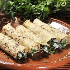 Calentar las tortillas sobre el comal. Rellenar con un poco las espinacas bien escurridas para que se les salga todo el líquido, espolvorear con cilantro picado, enrollar como tacos. Servir acompañados de salsa roja. S 3038 1475631851