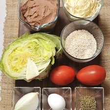 2 tazas de frijoles refritos 1 taza de amaranto 100 gramos de queso Oaxaca 1 huevo ¼ de cebolla 1 cucharada de orégano en polvo Sal al gusto Aceite vegetal al gusto 2 jitomates guaje ½ lechuga