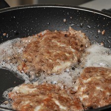 Formar tortitas de tamaño pequeño porque al freírlas esponjan y aumentan de tamaño. Freír en sartén de teflón con un poco de aceite por un lado y luego por el otro. Picar la lechuga y remojar en agua con desinfectante durante 5 minutos Escurrir bien.