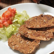 Servir las tortitas con lechuga y jitomate picado encima. También se pueden bañar con salsa picante.