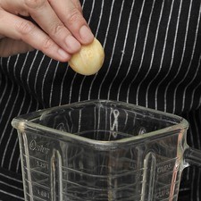 Moler en la licuadora los ajos con el vinagre, el aceite de oliva, las pimientas y la mitad de mantequilla.