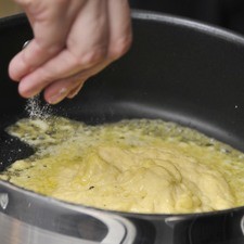 Sofreír los ajos molidos en un sartén durante un par de minutos. Sazonar con sal al gusto.