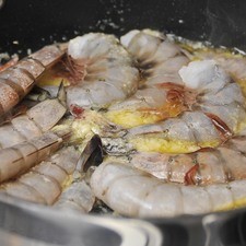 Agregar los camarones con todos y cáscara y cabeza bien acomodados al sartén, colocar sobre ellos el resto de la mantequilla en trozos. Tapar y cocer durante 3 minutos hasta que se tornen color rosa. Destapar y cocer meneando de vez en cuando hasta que se reseque el jugo, aproximadamente 4 minutos más.