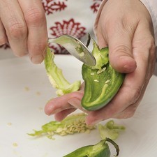 Lavar bien los chiles, cortarlos a la mitad y desvenarlos con ayuda de una cuchara.