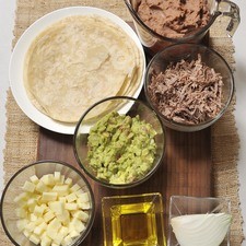 2 ½ tazas de frijoles refritos 1 ½ taza de carne deshebrada 1 taza de queso asadero ¼ de cebolla Aceite de oliva al gusto 6 tortillas de harina Guacamole