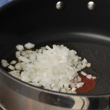 Picar finamente la cebolla y sofreír la en aceite durante un minuto.