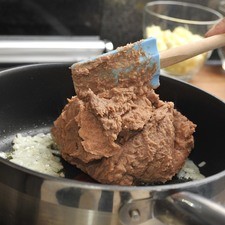 Agregar los frijoles para hacerlos refritos.