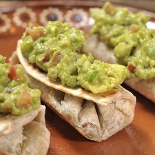 Servir. Se puede acompañar de guacamole y es muy rico. Nota: El burrito puede estar relleno de otras cosas, como huevo con chorizo, chorizo con frijoles, verduras con frijoles, incluso con sobrantes de guisados.