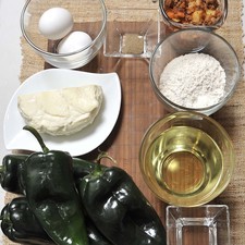 Ingredientes: 4 piezas de Chile poblano Sal Pimienta negra molida Harina de trigo Aceite de canola 2 piezas de Huevo 1 taza de Picadillo 300 gramos de Queso panela 2 cucharadas de Vinagre blanco