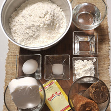 Ingredientes 11 gramos de levadura seca 1/4 taza de agua tibia 4 cucharadas de harina de trigo 5 tazas de harina de trigo 250 gramos de manteca vegetal 1 cucharita de sal 400 gramos de piloncillo 1 taza de agua 1 pieza de huevo