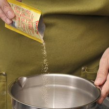 Poner a remojar la levadura seca en ¼ de taza de agua tibia, dejar reposar 15 min.
