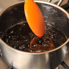 Colocar la mitad de un cono de piloncillo en una olla pequeña con una taza de agua, calentar y mezclar hasta que se forme una miel. Dejar enfriar.