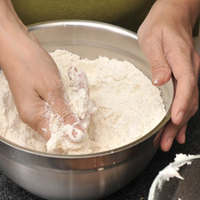 Mezclar la harina con la manteca y la sal, incorporar utilizando las yemas de los dedos.
